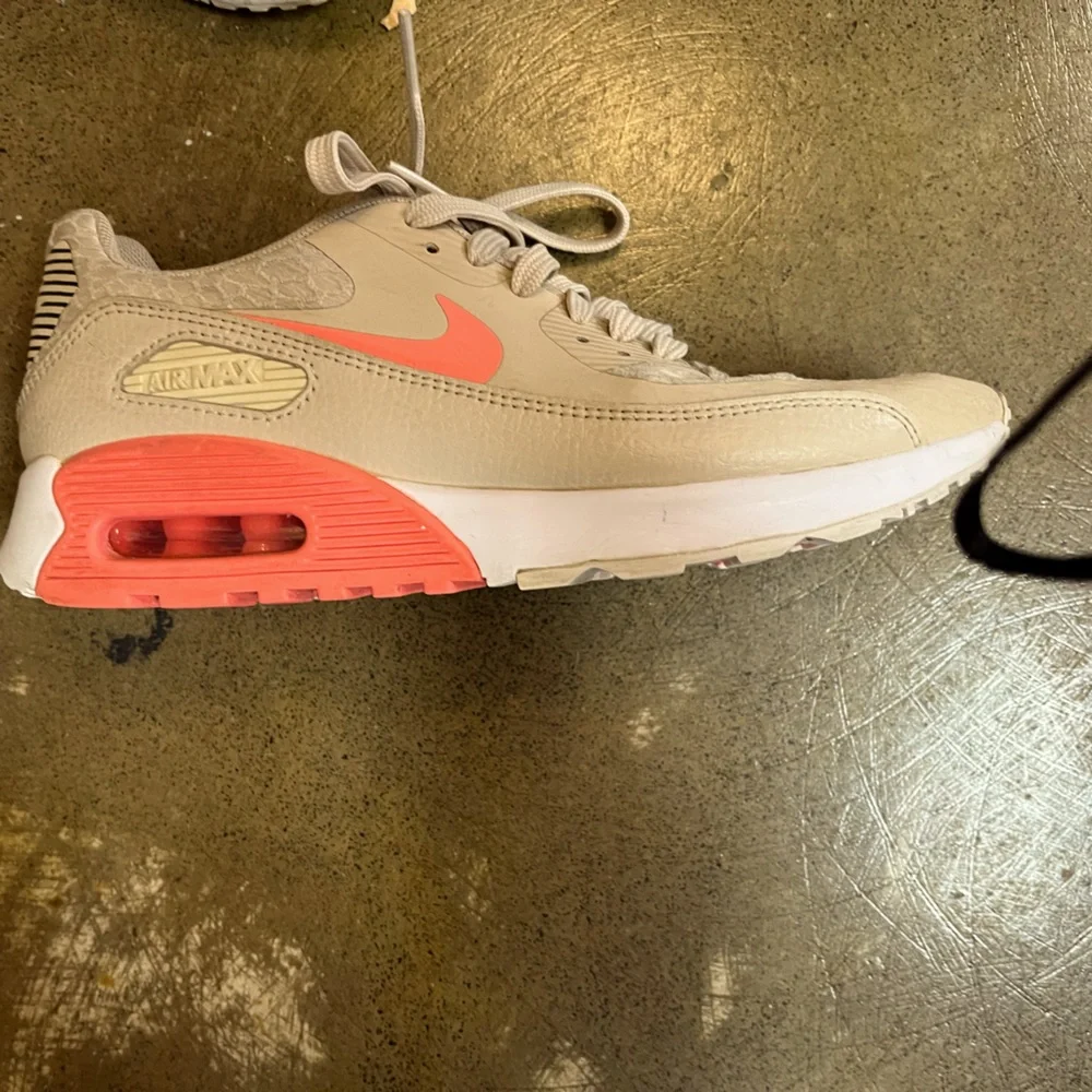 Size 7 lady’s Nike max - Picture 1 of 4